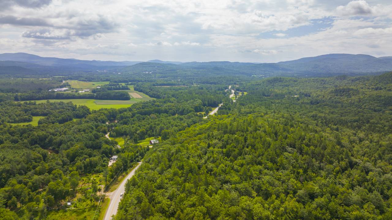 Rodovia em New Hampshire ganha fama por suas florestas, pois seus 150 km de extensão atravessam as montanhas brancas em um cenário cênico único