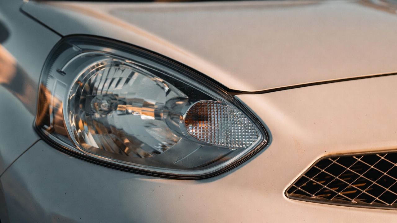 Acelerando com 111 cavalos e pesando apenas 980 quilos, o ágil hatch da gigante japonesa consome 14 km por litro custando menos de 50 mil reais