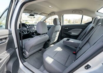 Oferecendo um porta-malas de 482 litros e espaço para pernas que supera sedãs de luxo, o robusto modelo da engenharia japonesa virou o queridinho dos motoristas brasileiros