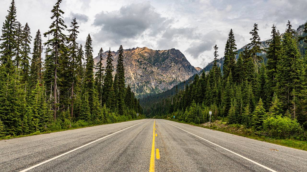 Rodovia nos Estados Unidos de 700 km ganha fama por seus picos nevados, pois o trajeto da SR 20 cruza as cascatas com vistas alpinas inesquecíveis