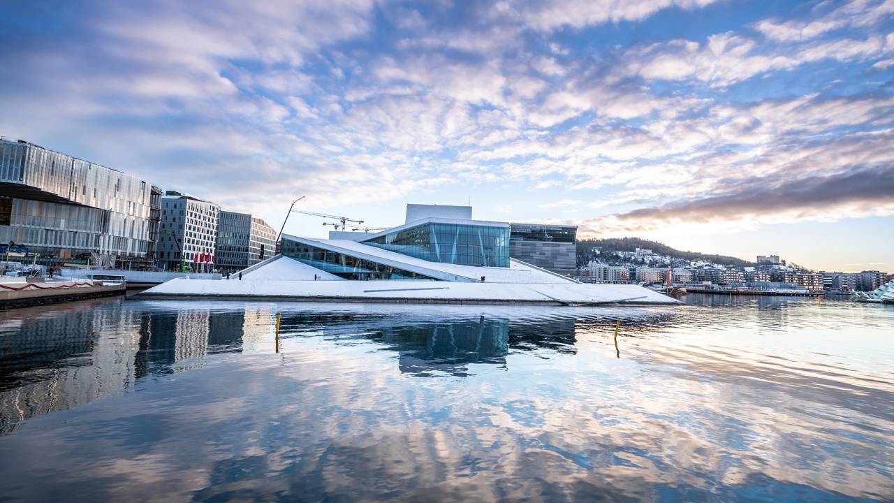 Com seu telhado inclinado de mármore que permite caminhar sobre a estrutura, o edifício de 2008 tornou-se o maior ícone da arquitetura na Noruega