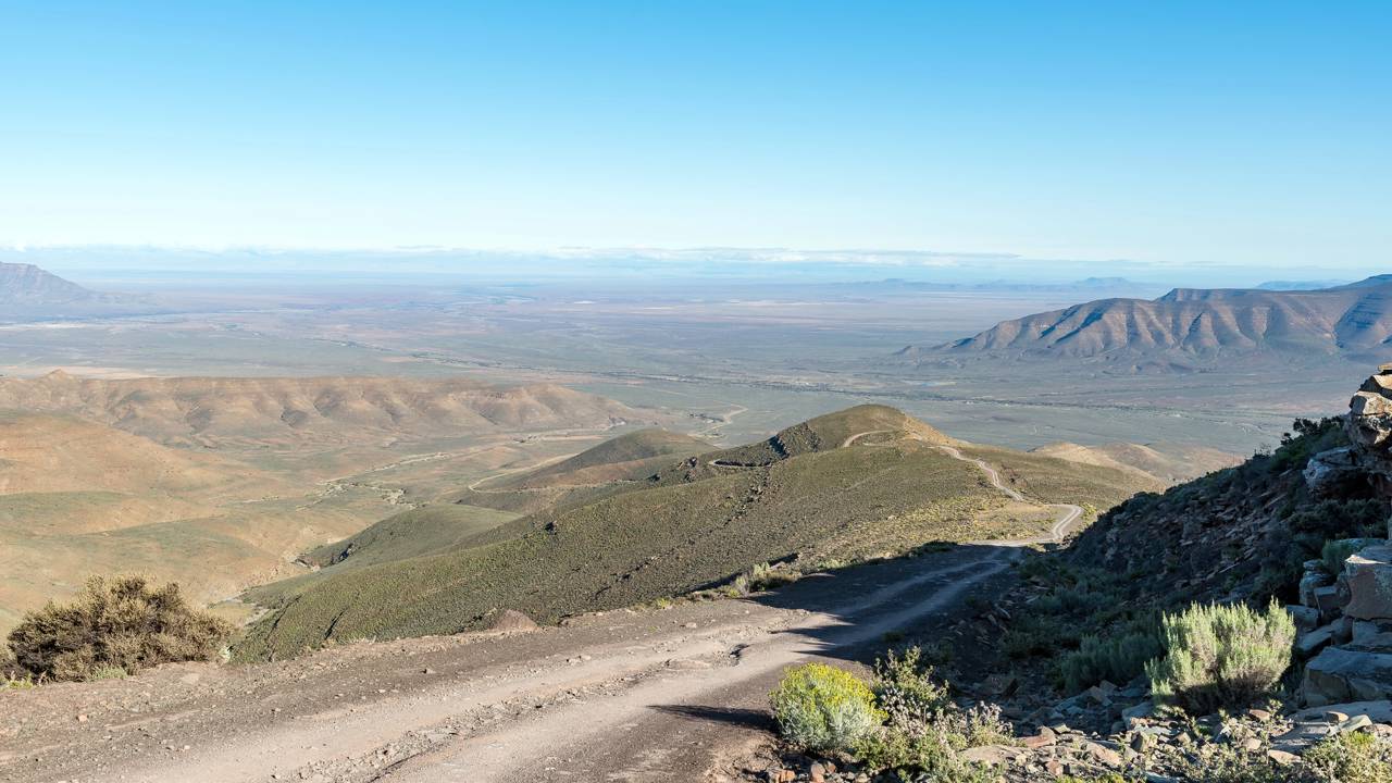 Estrada na África do Sul ganha fama por seus abismos, pois o trajeto de cascalho desce 1.400 metros de altitude, sendo a via mais íngreme da região