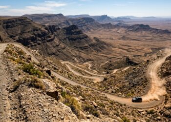 Estrada na África do Sul ganha fama por seus abismos, pois o trajeto de cascalho desce 1.400 metros de altitude, sendo a via mais íngreme da região