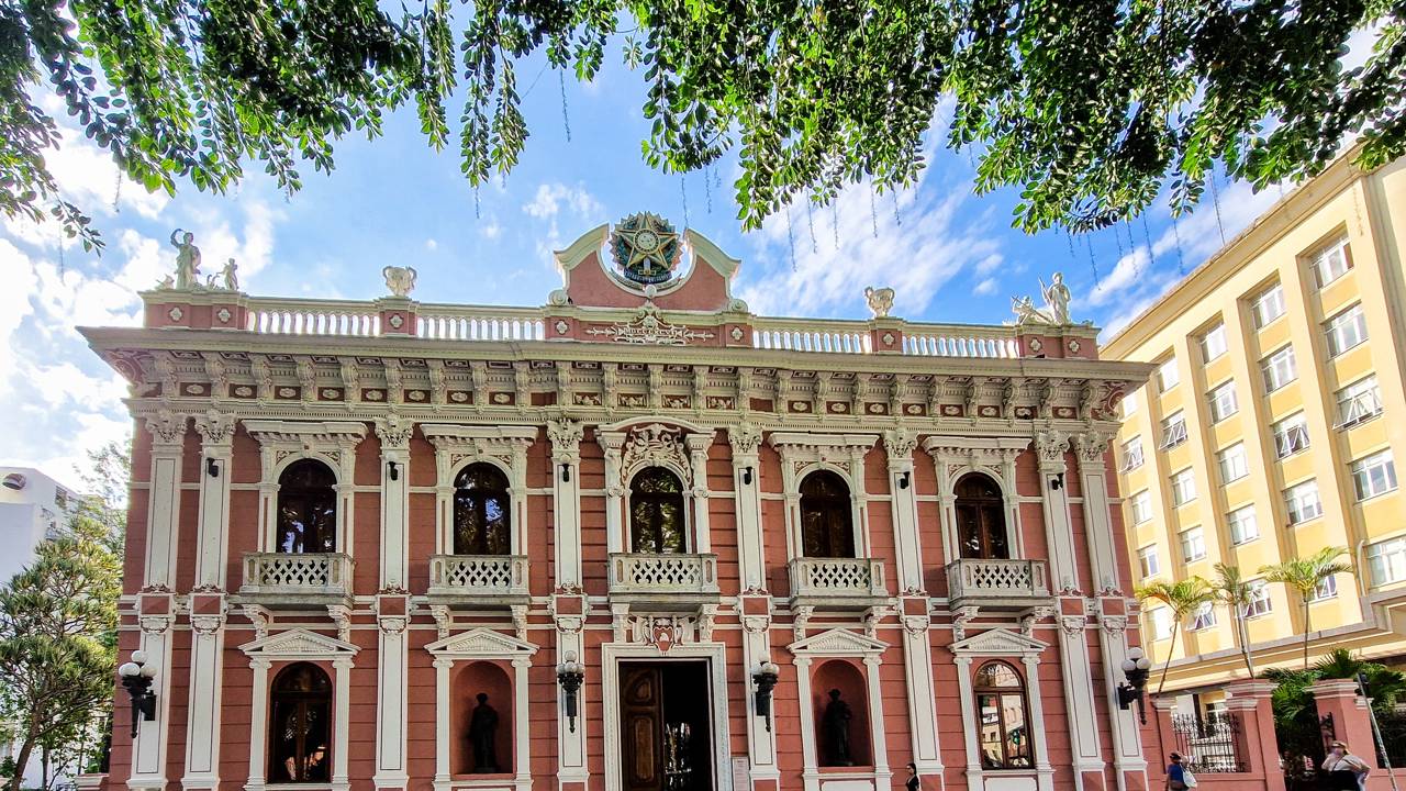 Com sua fachada rosada de 1885 e pisos de marchetaria, o palácio eclético tornou-se o maior símbolo da história e do poder em Florianópolis
