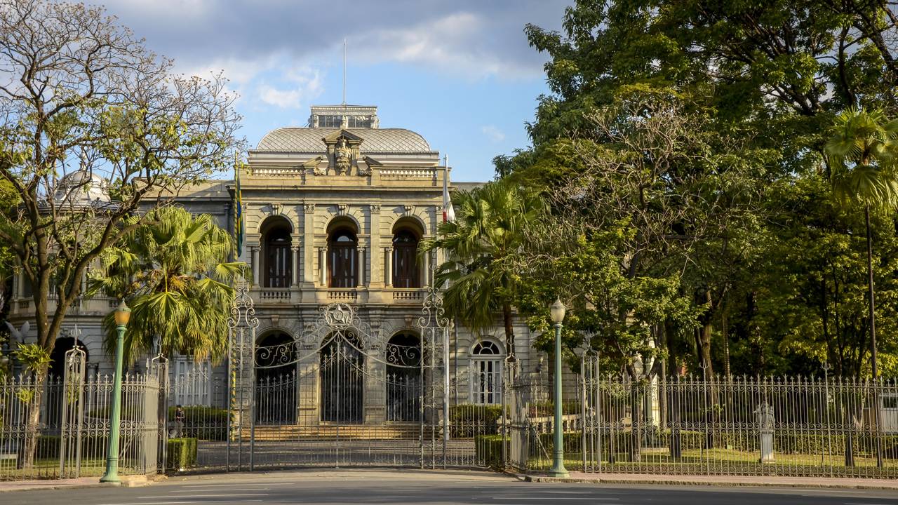 Com sua arquitetura eclética de 1897 e escadaria de ferro belga, o Palácio da Liberdade tornou-se o maior símbolo histórico e político de Minas