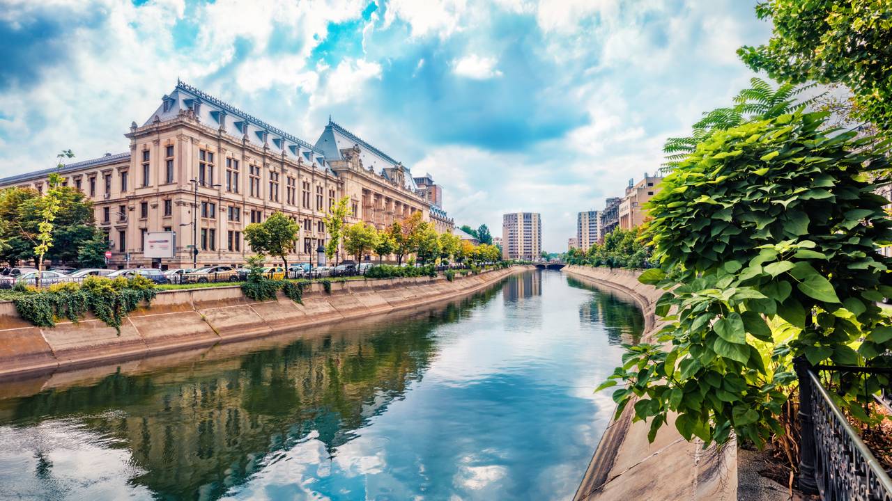 Com 3 mil quartos e 8 níveis subterrâneos, o segundo maior prédio administrativo do mundo pesa 4 bilhões de toneladas e afunda 6 milímetros por ano devido ao seu próprio peso