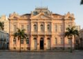 Com sua fachada rosada de 1885 e pisos de marchetaria, o palácio eclético tornou-se o maior símbolo da história e do poder em Florianópolis