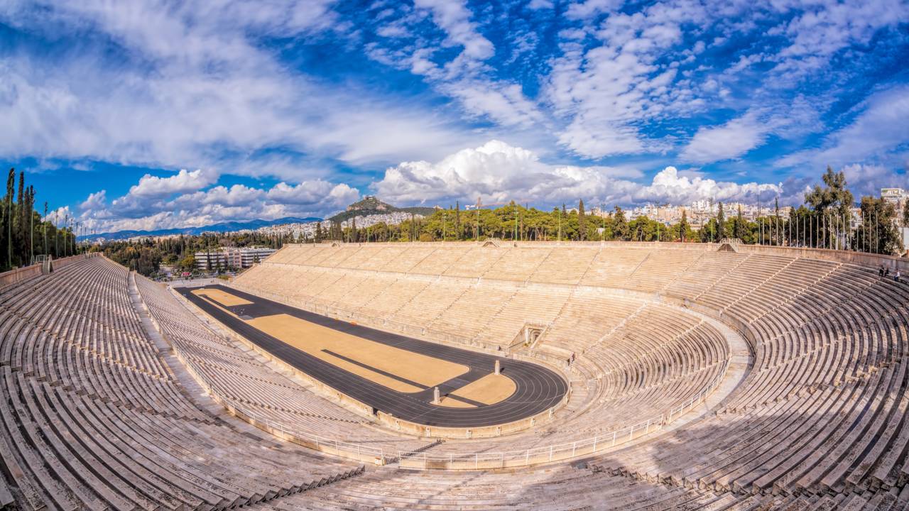 Com 50 mil lugares e construída inteiramente em mármore branco em 330 a.C., a arena grega tornou-se o único estádio de mármore de todo o planeta