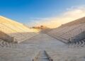 Com 50 mil lugares e construída inteiramente em mármore branco em 330 a.C., a arena grega tornou-se o único estádio de mármore de todo o planeta
