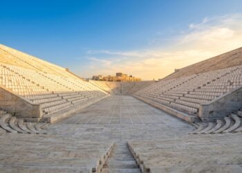 Com 50 mil lugares e construída inteiramente em mármore branco em 330 a.C., a arena grega tornou-se o único estádio de mármore de todo o planeta