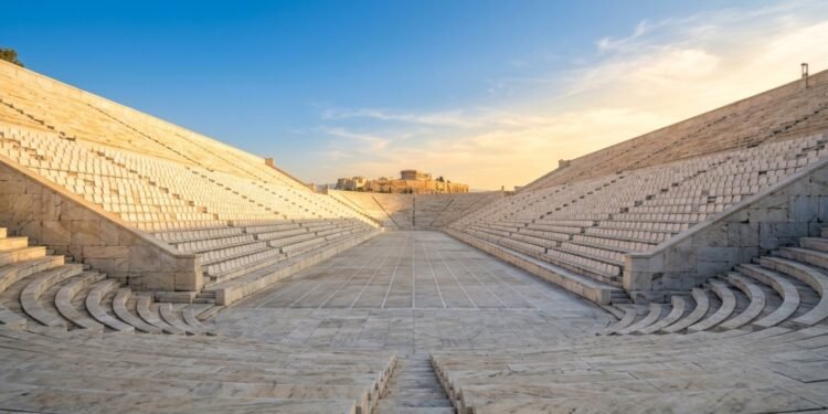 Com 50 mil lugares e construída inteiramente em mármore branco em 330 a.C., a arena grega tornou-se o único estádio de mármore de todo o planeta