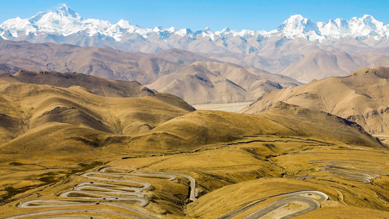 Estrada no Tibete ganha fama por seus 5.210 metros de altitude, pois suas 60 curvas em ziguezague revelam a vista de 5 picos acima de 8.000 metros
