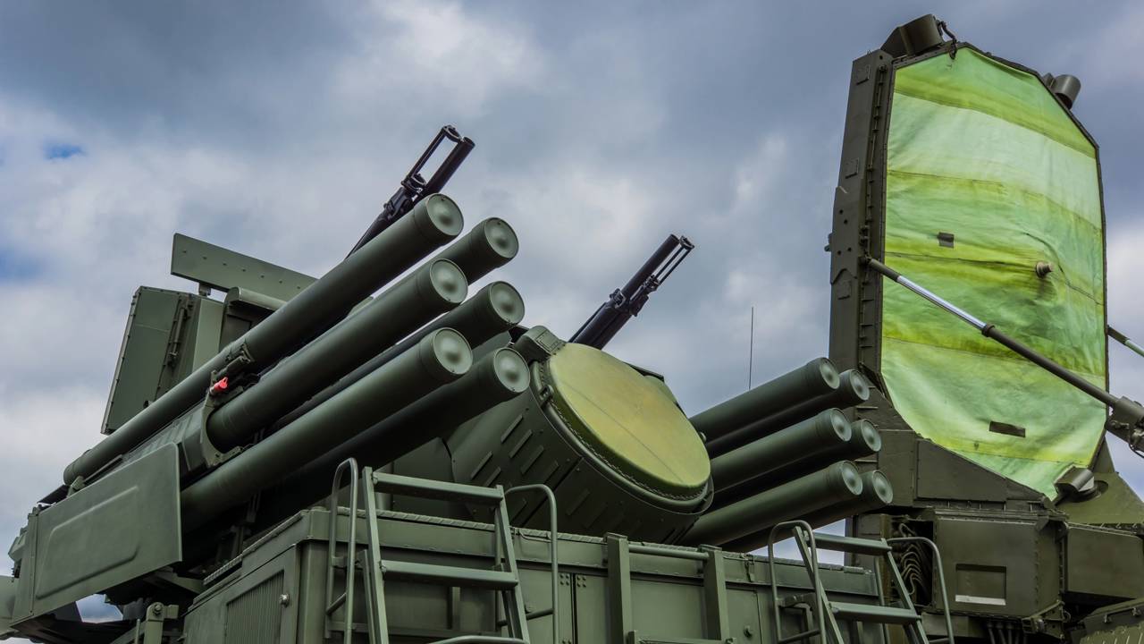 O sistema de defesa móvel que combina mísseis e canhões para abater drones e aviões a partir de radares de rastreamento de altíssima precisão