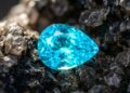 Esqueça o diamante, pois esta gema azul neon com cobre e manganês vale até US$ 100 mil o quilate, sendo a maior raridade do Brasil