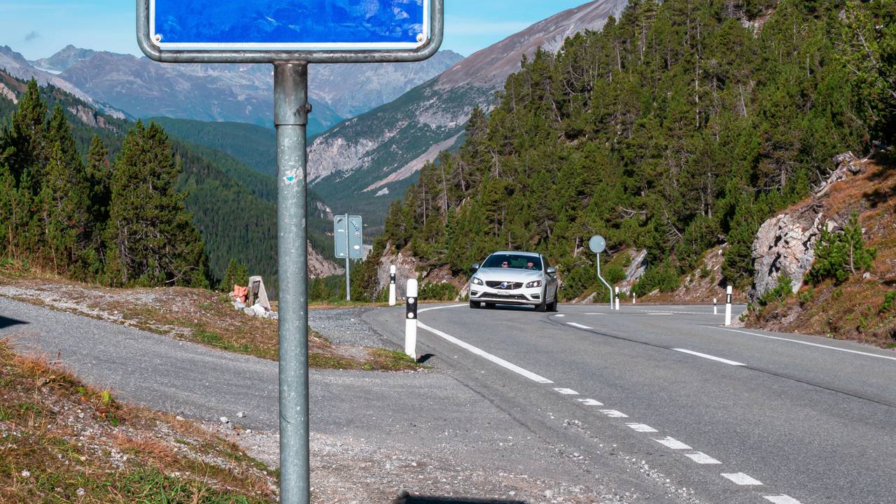 Estrada na Suíça percorre o único parque nacional do país, pois suas curvas a 2.149 metros de altitude viraram o portal para a natureza selvagem alpina