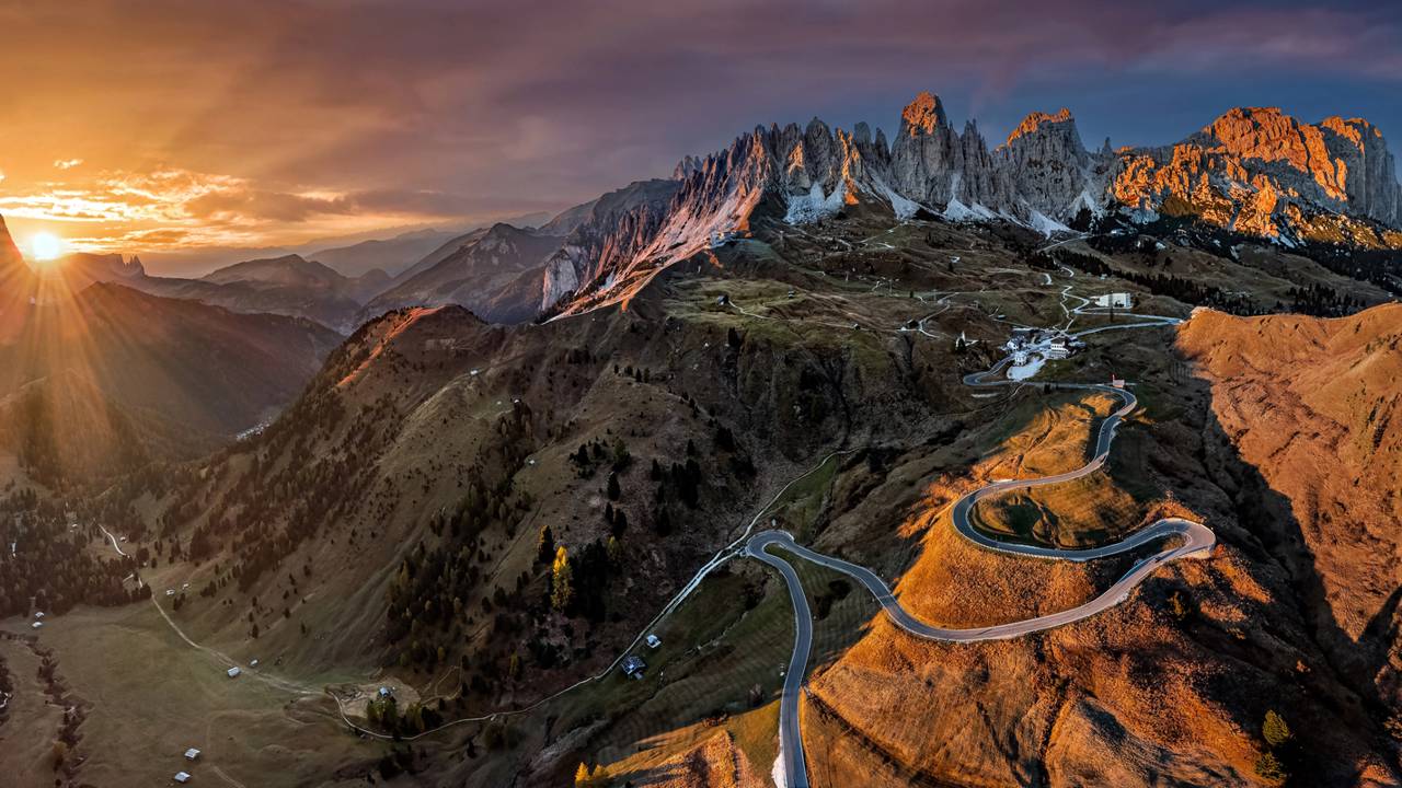Estrada na Itália ganha fama por suas curvas a 2.136 metros de altitude, pois o trajeto de 1915 atravessa o coração das Dolomitas em um cenário épico