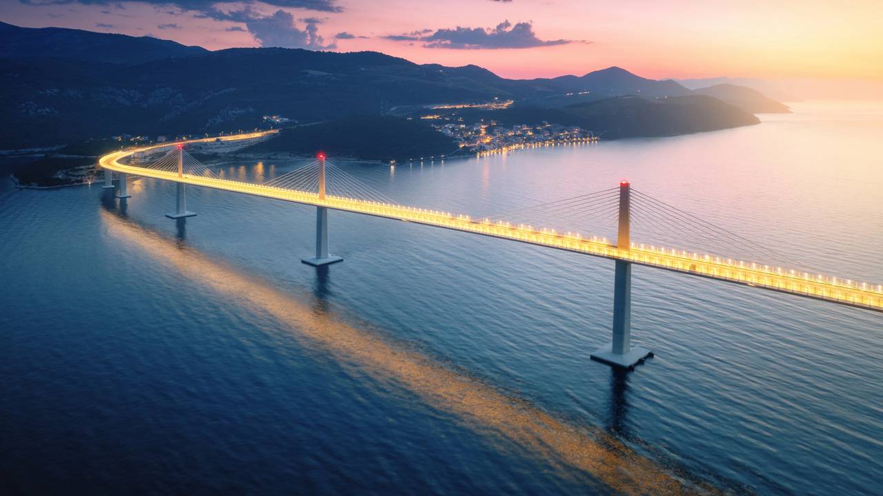 Com 2,4 km de extensão e 55 metros de altura sobre o mar, a ponte croata de 2022 uniu o país e evitou a travessia por fronteiras estrangeiras