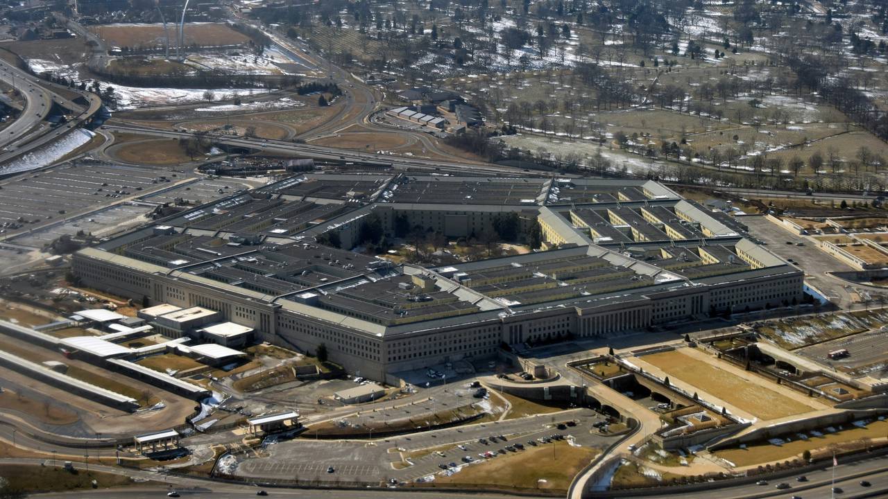 Com seus 600 mil metros quadrados de área e 28 km de corredores, o edifício de 1943 tornou-se a maior sede administrativa e o coração da defesa dos EUA