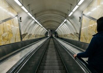 Essa estação de metrô tem 105 metros de profundidade e a escada rolante demora cinco minutos para chegar ao fim