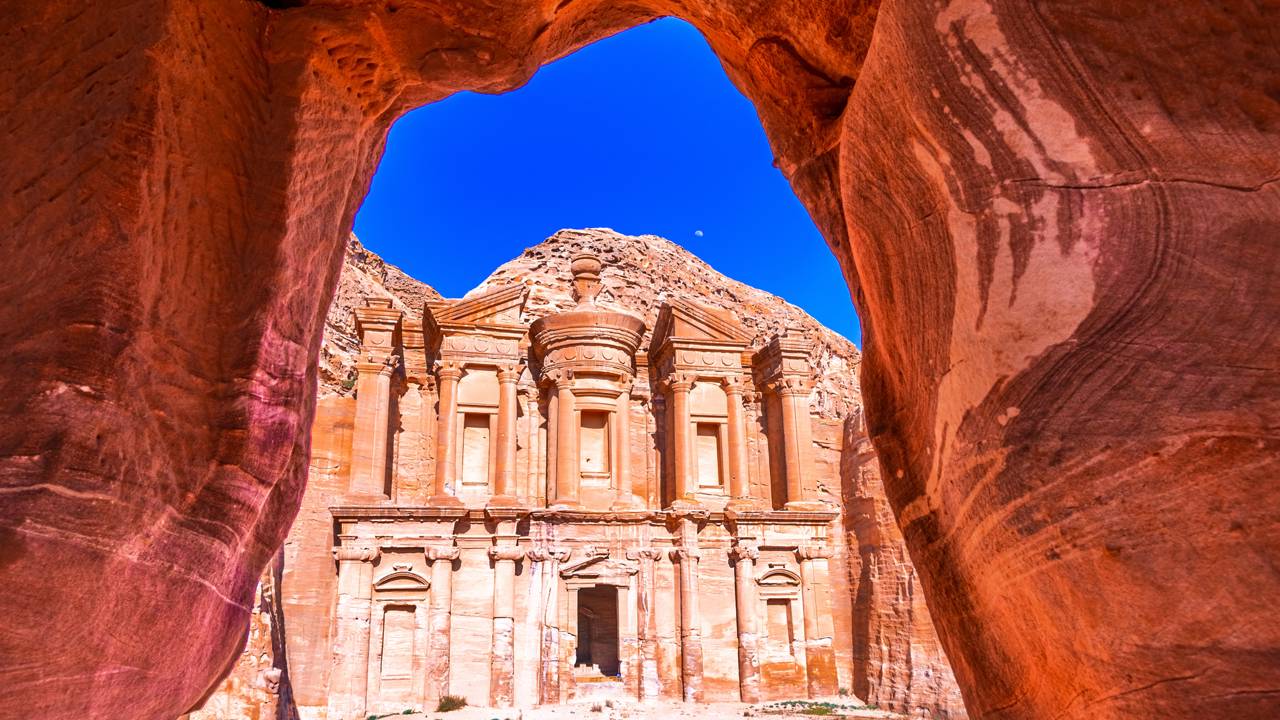 Com 47 metros de largura e esculpido em rocha no século I, o mosteiro Ad Deir em Petra tornou-se o maior e mais preservado monumento da Jordânia