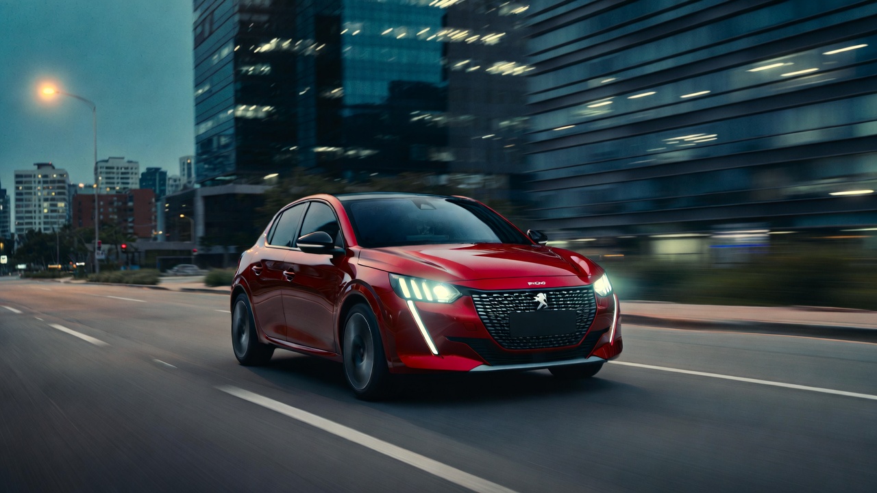 Acelerando de 0 a 100 em menos de 10 segundos, o Peugeot 208 Turbo 200 utiliza um motor de 130 cavalos e torque de 20 kgfm para dominar o trânsito urbano em 2026