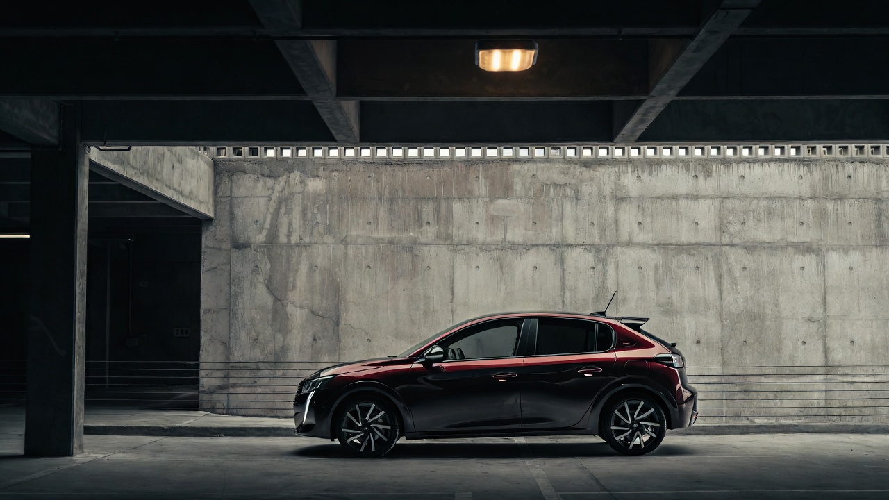 Acelerando de 0 a 100 em menos de 10 segundos, o Peugeot 208 Turbo 200 utiliza um motor de 130 cavalos e torque de 20 kgfm para dominar o trânsito urbano em 2026
