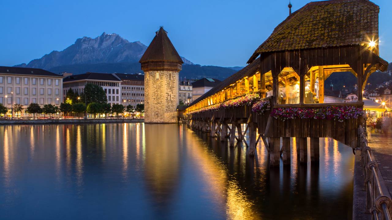 Com seus 204 metros de extensão e arquitetura de madeira de 1333, a ponte de Lucerna tornou-se a mais antiga da Europa e um símbolo da Suíça