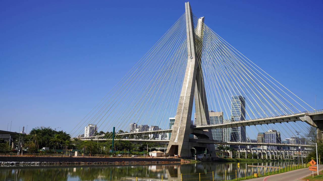 A única ponte do mundo com duas pistas em curva sobrepostas no ar que são sustentadas por um único pilar gigante em formato de 'X' com 138 metros de altura