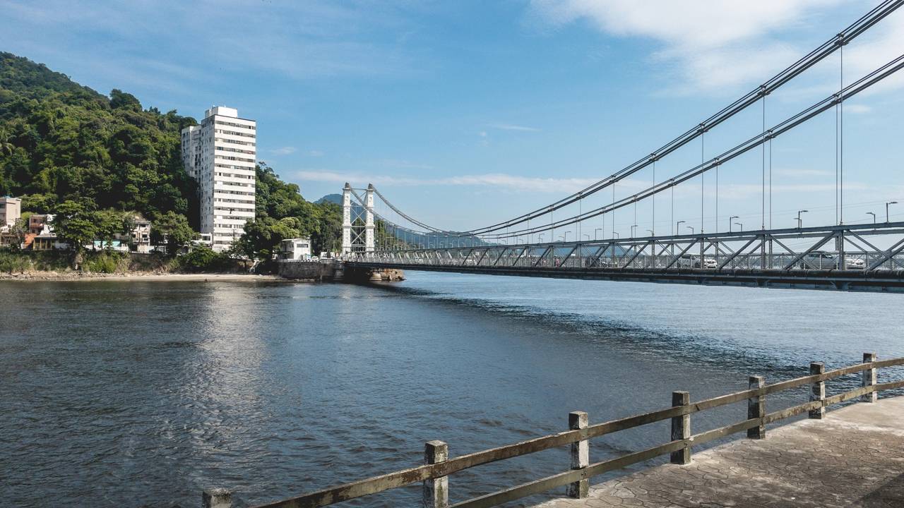 Com 180 metros de extensão e cabos de aço alemães de 1914, a estrutura de São Vicente tornou-se o maior marco da engenharia e da história em SP