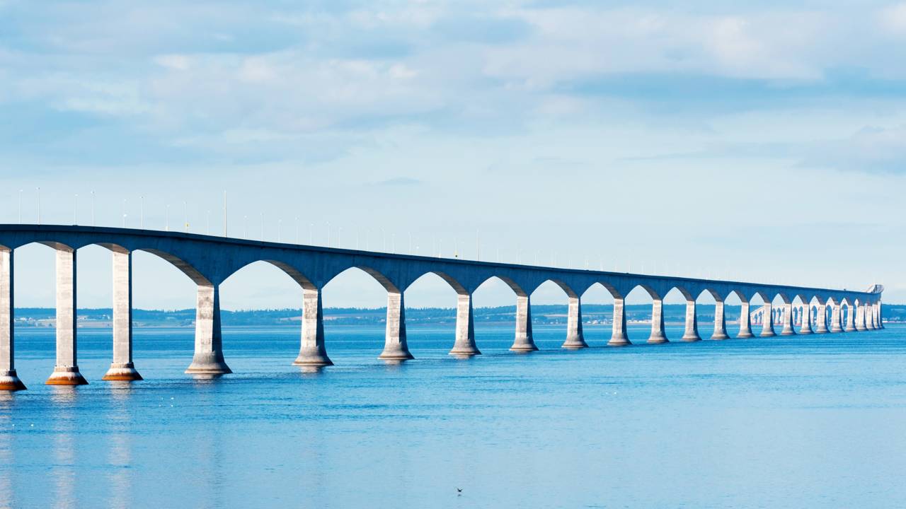 Com 12,9 km de extensão sobre águas congeladas, a ponte canadense, de 1997, tornou-se a maior travessia do mundo sobre gelo e um marco da engenharia