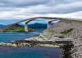 A bizarra ponte de 260 metros de extensão que realiza uma curva acentuada sobre o mar e cria uma ilusão de ótica que assusta motoristas na Noruega