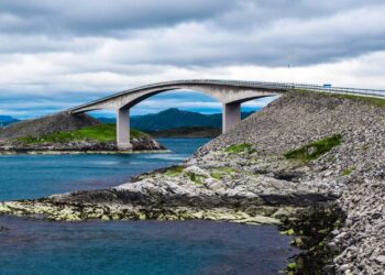 A bizarra ponte de 260 metros de extensão que realiza uma curva acentuada sobre o mar e cria uma ilusão de ótica que assusta motoristas na Noruega