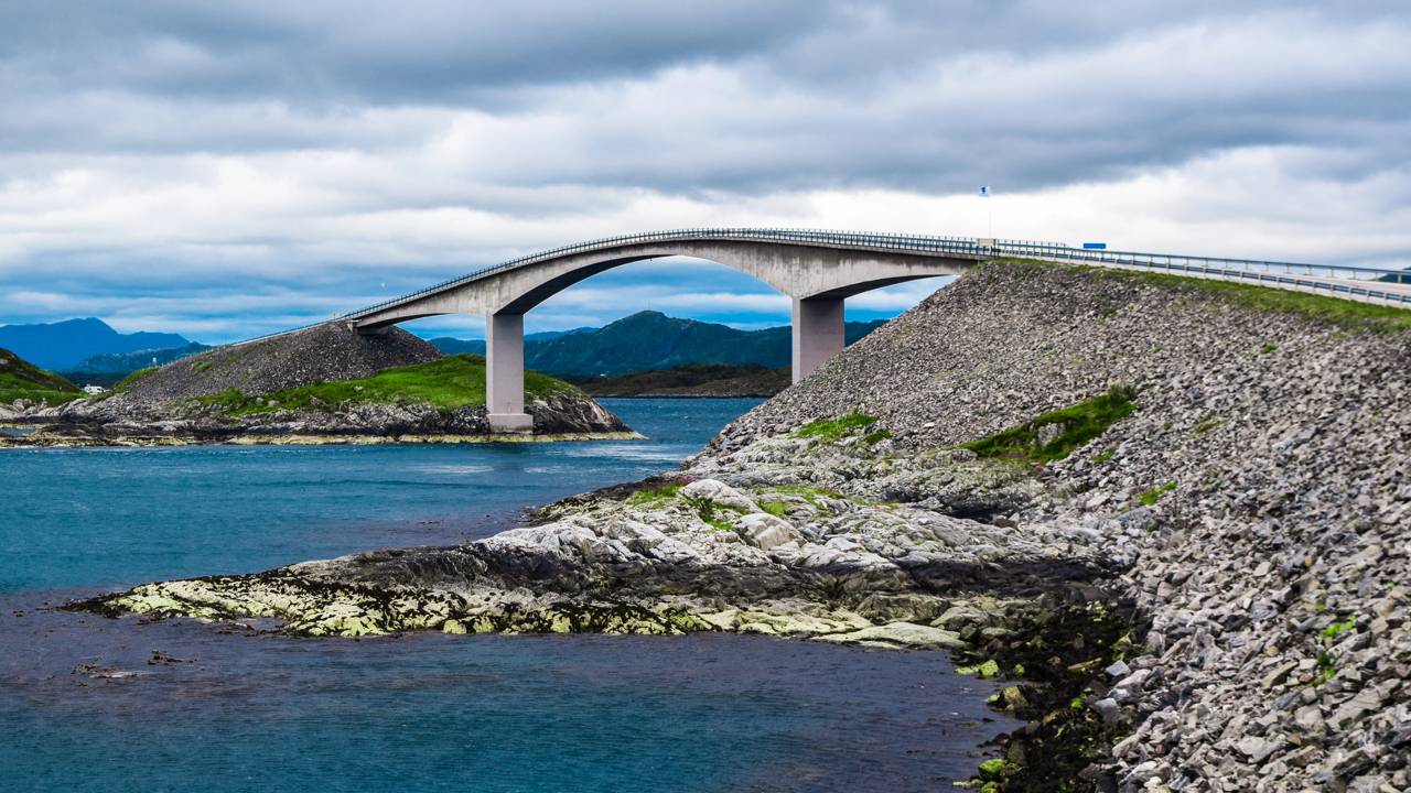 Todos que dirigem pela ponte de 260 metros na Noruega freiam bruscamente ao ver a estrada desaparecer no céu