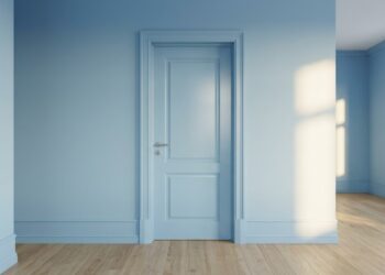 Pintar as portas interiores da casa exatamente na mesma cor das paredes disfarça os recortes visuais e cria a ilusão imediata de um teto até 30 centímetros mais alto