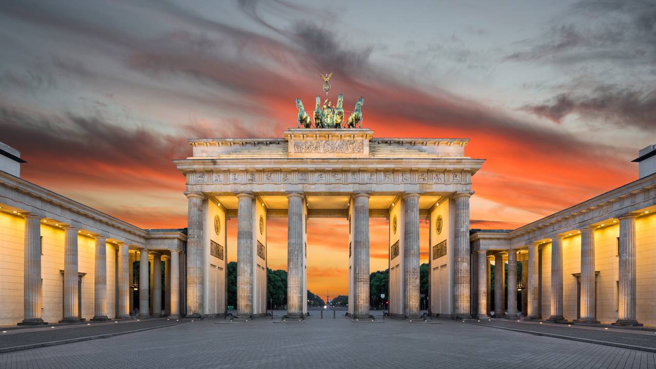 Com 26 metros de altura e 12 colunas dóricas, o monumento de 1791 tornou-se o maior símbolo da paz e da unificação alemã no coração de Berlim