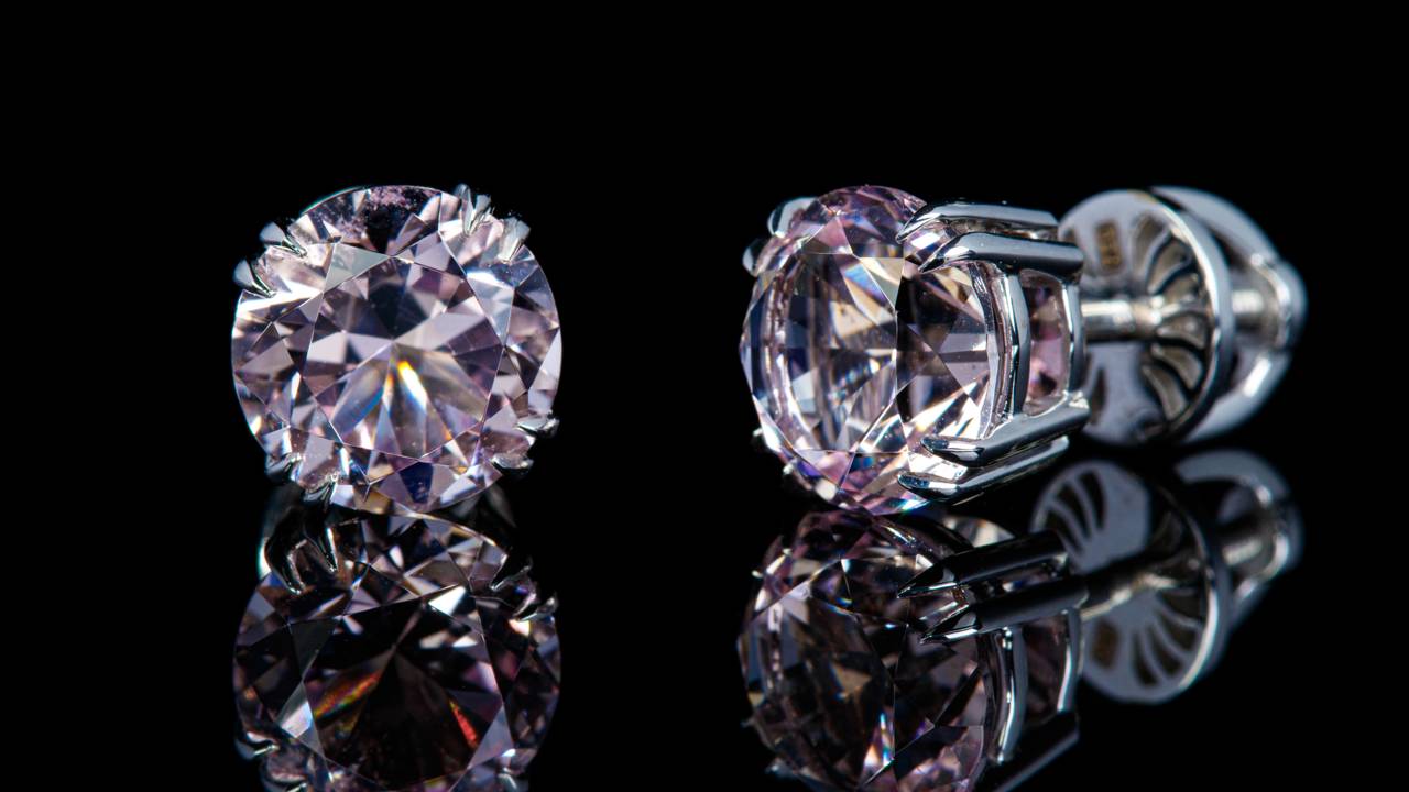 Esqueça o diamante rosa, pois esta gema só existe em dois lugares do mundo e vale US$ 3.000 o quilate, sendo a maior raridade do Canadá