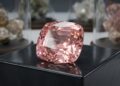 Esqueça o diamante rosa, pois esta gema só existe em dois lugares do mundo e vale US$ 3.000 o quilate, sendo a maior raridade do Canadá