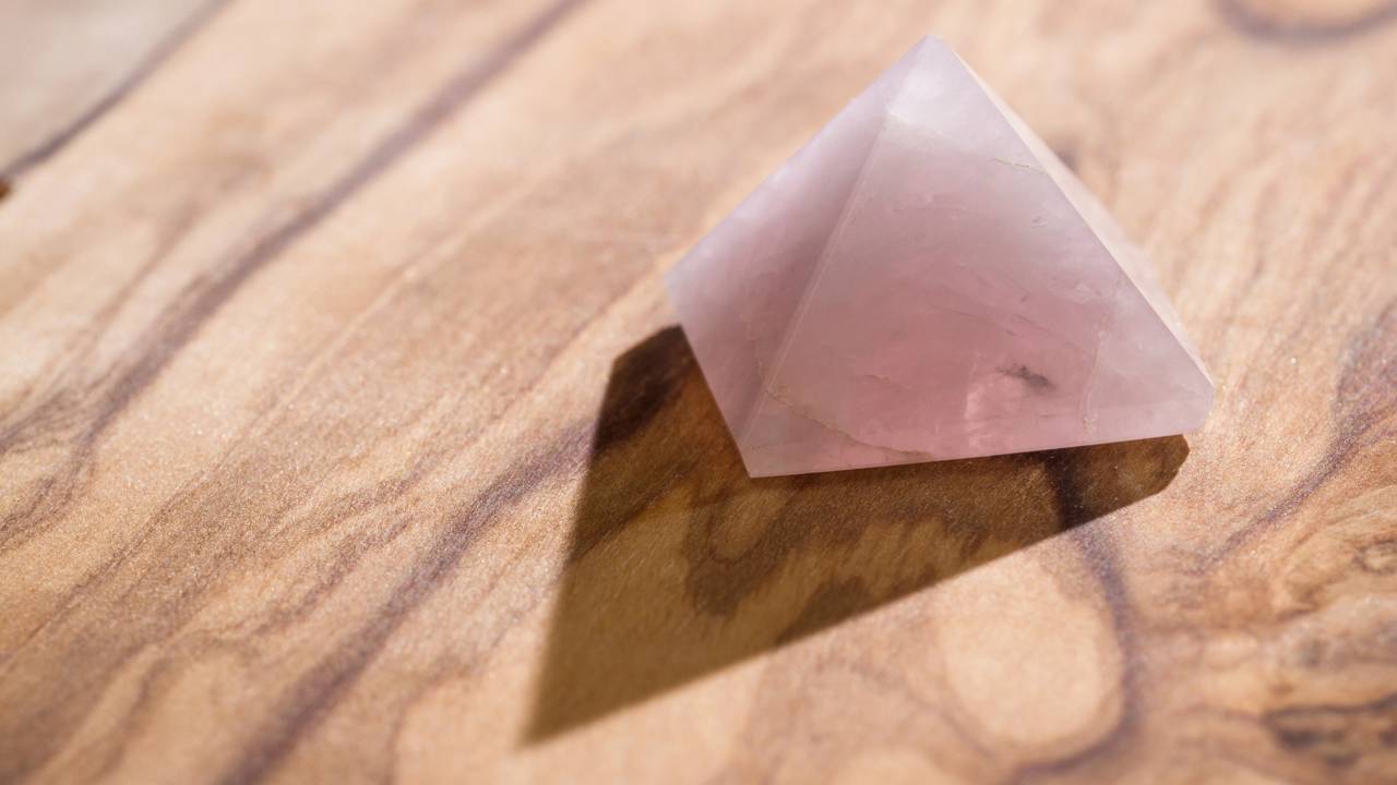 Esqueça o diamante e o rubi, pois esta gema rosa é o símbolo do amor e da cura, sendo a obra-prima mais doce de toda a geologia