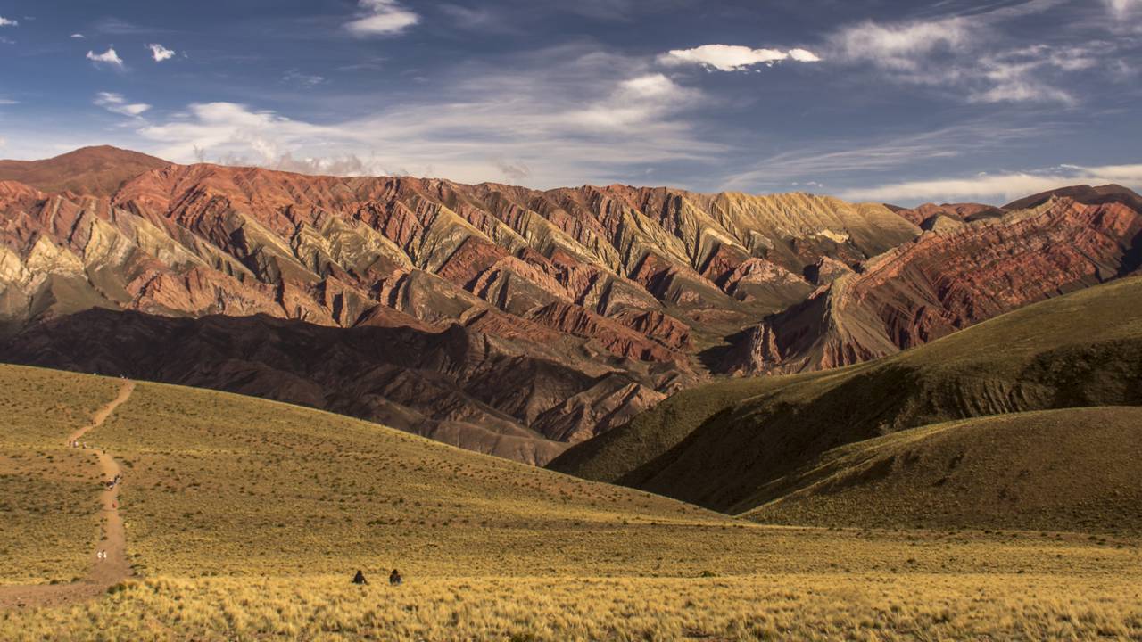 Estrada na Argentina ganha fama por seus 4.170 metros de altitude, pois o trajeto sinuoso em Jujuy atravessa montanhas de cores vibrantes e únicas na região