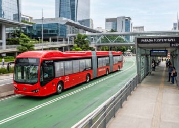 Com capacidade para cerca de 300 passageiros, o novo gigante elétrico de 30 metros de comprimento promete zerar as emissões de carbono ao rodar até 250 quilômetros por dia nas capitais