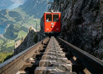 A ferrovia mais íngreme do mundo fica na Suíça, opera desde 1889 e sobe o Monte Pilatus em um ângulo de 48% de inclinação