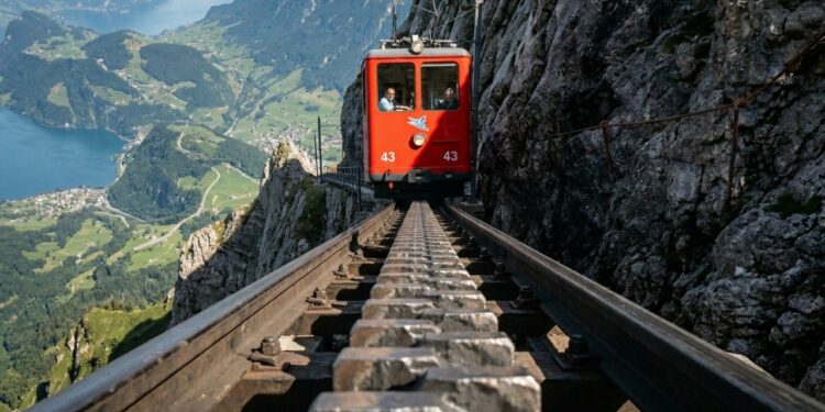 A ferrovia mais íngreme do mundo fica na Suíça, opera desde 1889 e sobe o Monte Pilatus em um ângulo de 48% de inclinação