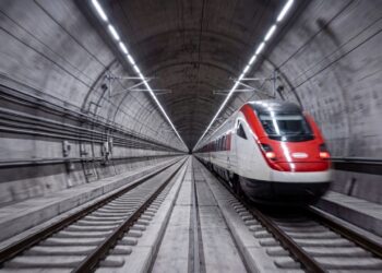 O trajeto que levou 17 anos para ficar pronto e hoje faz trens cruzarem os Alpes a 250 km/h