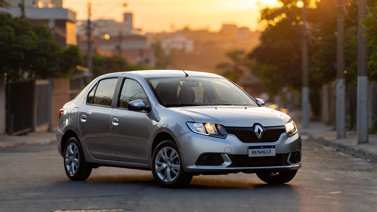 Garantindo um espaço interno de dar inveja e porta-malas de 510 litros, o sedan da marca francesa roda 13 km por litro custando apenas 48 mil reais