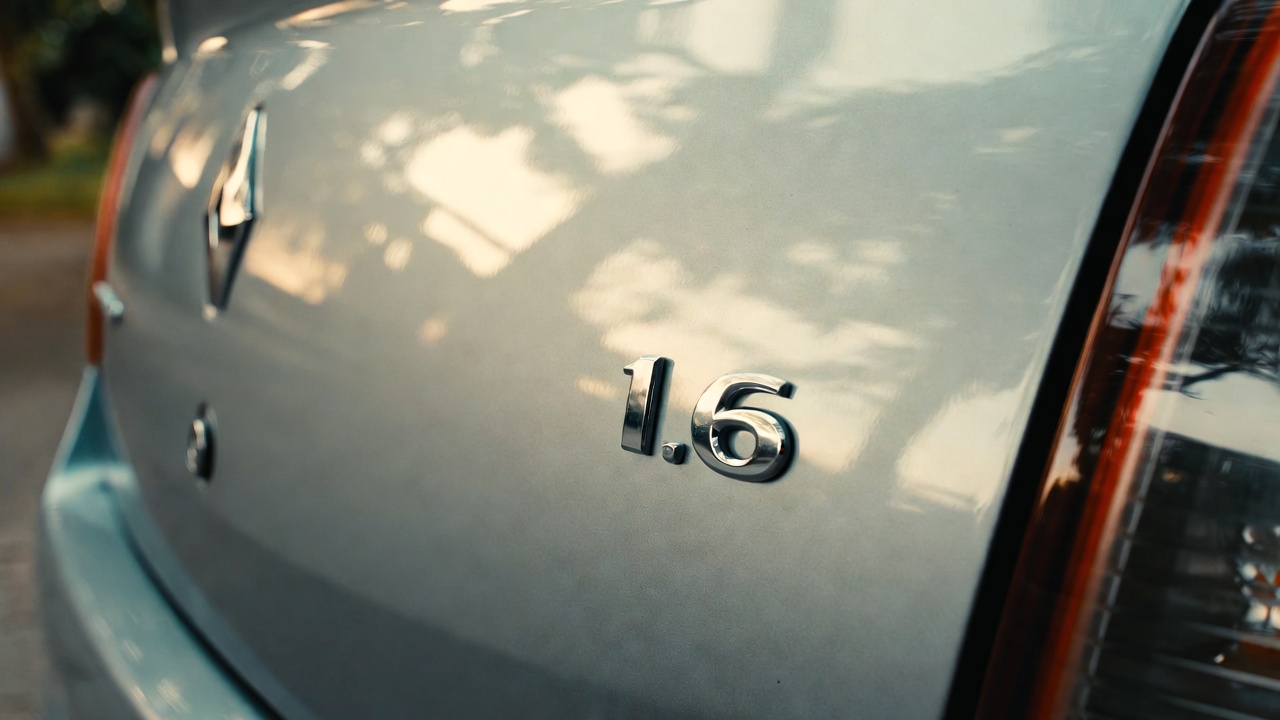 Garantindo um espaço interno de dar inveja e porta-malas de 510 litros, o sedan da marca francesa roda 13 km por litro custando apenas 48 mil reais