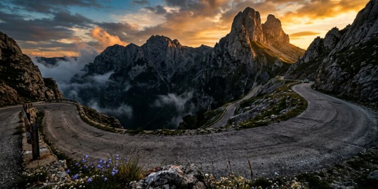 Estrada em Montenegro atinge 1.907 metros de altitude, pois a Sedlo Pass cruza o Parque Durmitor entre picos de calcário e paisagens espetaculares