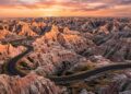 Rodovia nos EUA ganha fama por suas formações, pois seus 50 km de extensão cruzam o deserto de Dakota do Sul, sendo o maior cenário geológico local