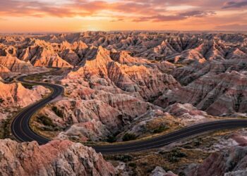 Rodovia nos EUA ganha fama por suas formações, pois seus 50 km de extensão cruzam o deserto de Dakota do Sul, sendo o maior cenário geológico local