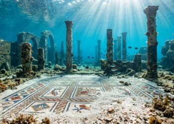 Exibindo mosaicos intactos a cerca de 5 metros de profundidade, a luxuosa cidade submersa na costa italiana revela vilas imperiais de cerca de 2 mil anos, preservadas de forma impressionante pela atividade vulcânica