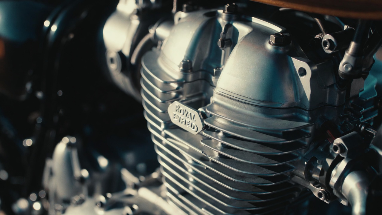 Pesando cerca de 181 quilos, a estilosa moto clássica de 350 cilindradas entrega 20 cavalos de potência com visual de cinema por cerca de 20 mil reais